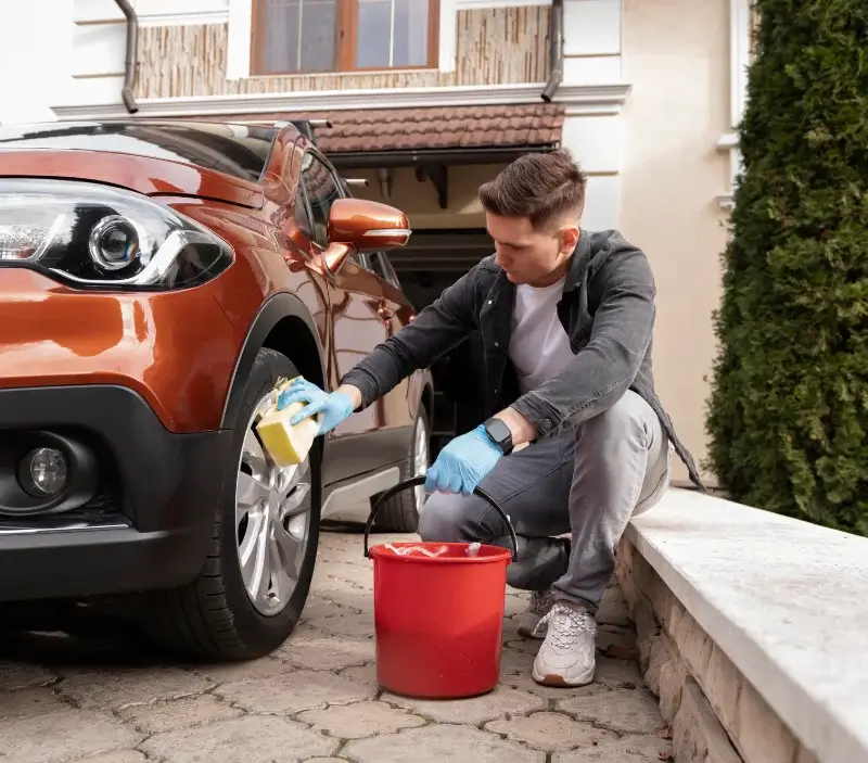 Lavage auto à domicile Gauriaguet : professionnel intervenant sur un véhicule